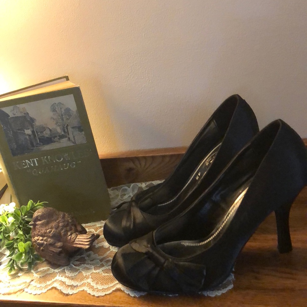 Black heeled shoes